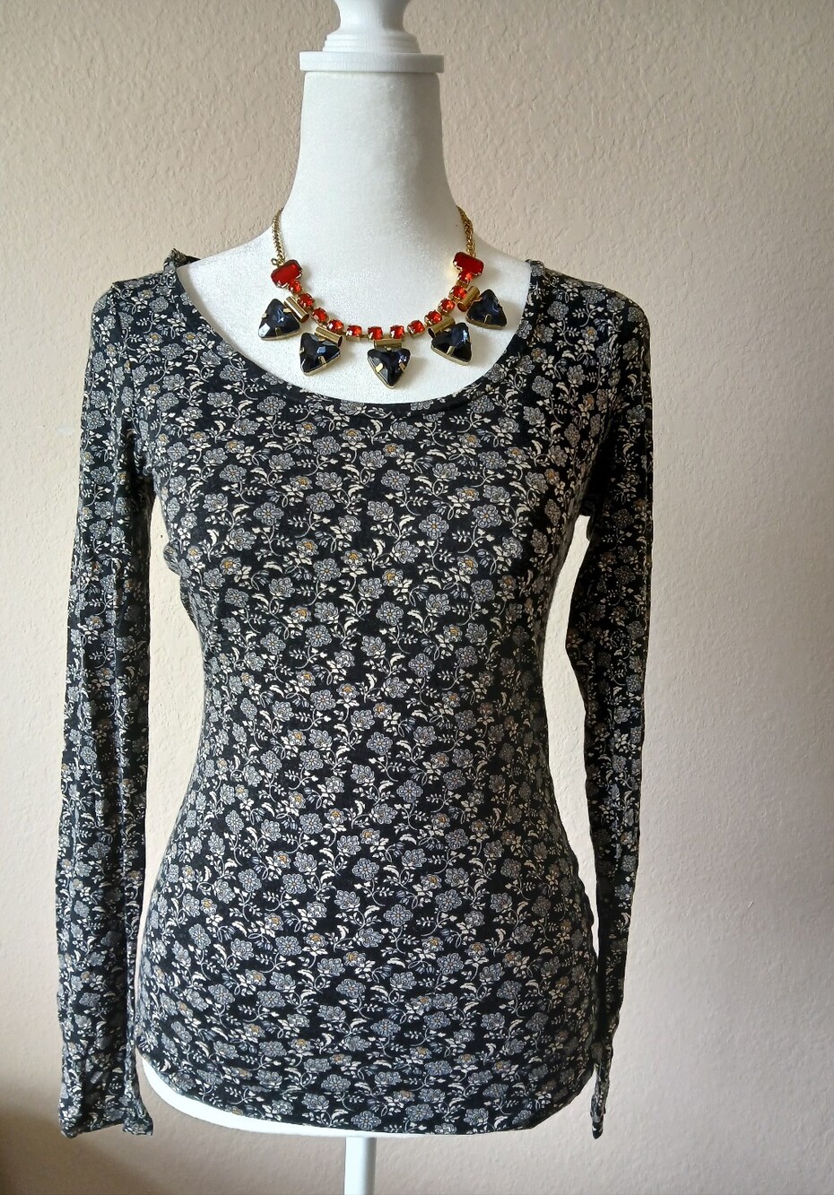 Women’s Black Floral Long-Sleeve Scoop Neck Top